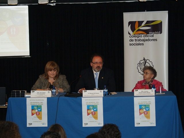 MESA PRESIDENCIAL DÍA TS 2011: Ana LIma, Presidenta del Consejo, Manuel Gil , decano del Colegio y Carmen García, ex Presidenta del Colegio.