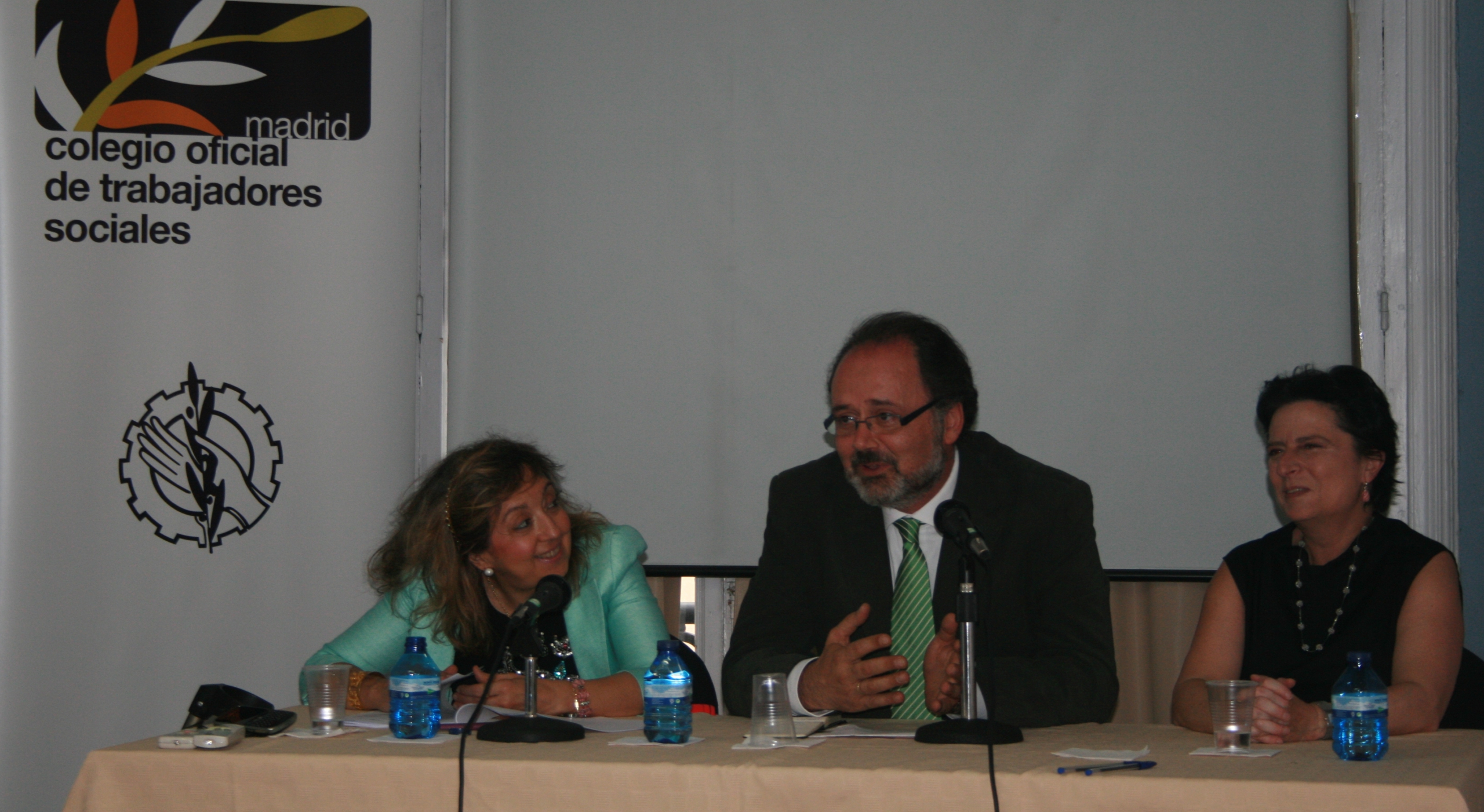 carmen Sánchez Carazo y Carmen Toledano ( PSM-PSOE) con el Decano del Colegio, Manuel Gil