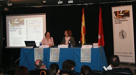Día TS 2012: Pilar Munuera en un momento de la conferencia , acompañada por Esther Riaza, Vicedecana del Colegio.