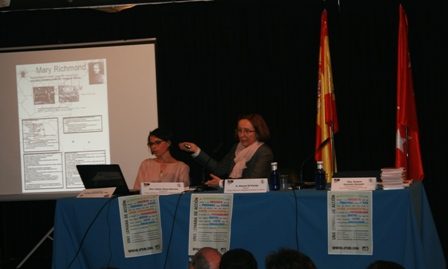 Día TS 2012: PIlar Munuera en un momento de la conferencia , acompañada por Esther Riaza, Vicedecana del Colegio.