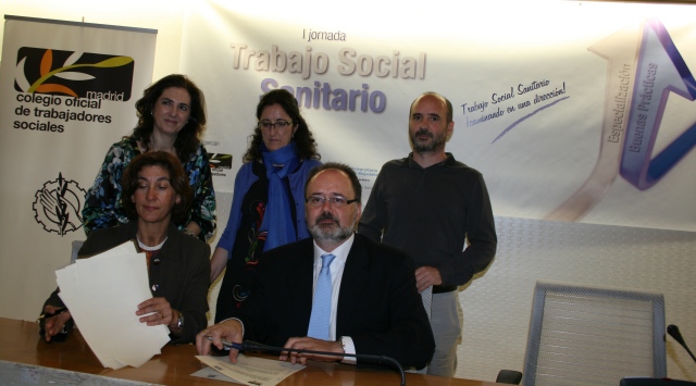 De pie: Rosario Luís-Yagüe, Delegada de ATSySalud Madrid, Agustina Crespo y Daniel Gil, respTs sanit. COTSMadrid.Sentados: Agustina Hervás, Pta.TSySalud y Manuel Gil, Decano COTSMadrid