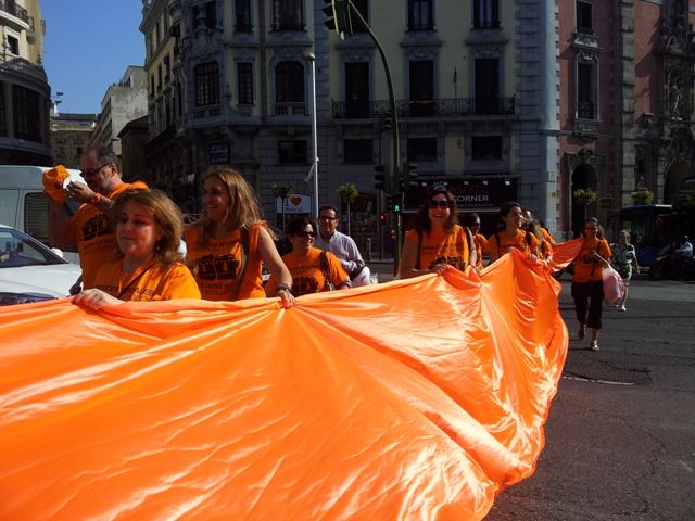 Nuestra línea naranja cruza Gran Vía con la Calle Alcalá...¡Nos animan desde coches y motos!