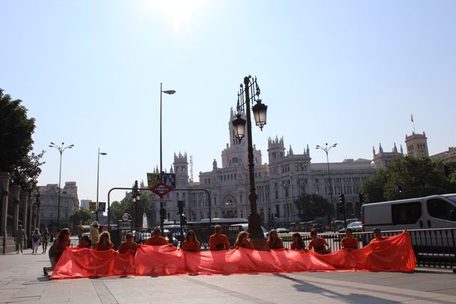 Frente al Ayuntamiento de Madrid y el Banco de España. LA CIBELES dice HASTA AQUÍ