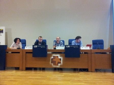 Mesa: Info Sociosanitaria y ética: Miguela Arévalo, rafael Vidaurreta, moderador Daniel Gil, y a la derecha, Nacho Santás
