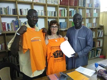 Ddizq Babacar Diaye, tesoreo del Consejo del Barrio, Lourde Pérez y Ahmed Dia, presidente del Consejo de Barrio 