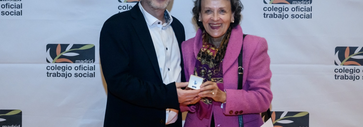Daniel Gil Martorell, decano del Colegio hizo entrega a M.ª Luisa González Sánchez, colegiada con el número 5, de la insignia de la profesión.
